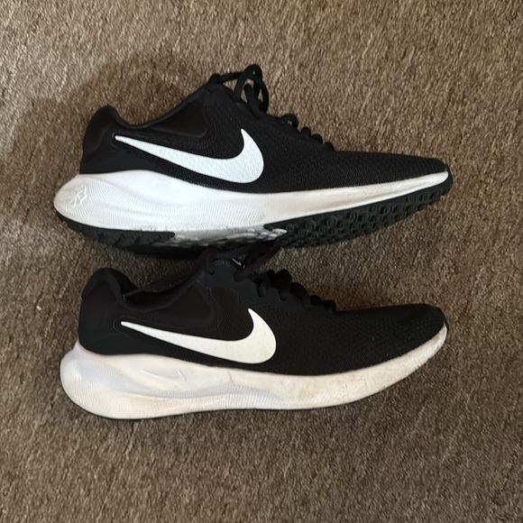 Nike Women’s Black and White Running Shoes Size 8.5 - Picture 4 of 5